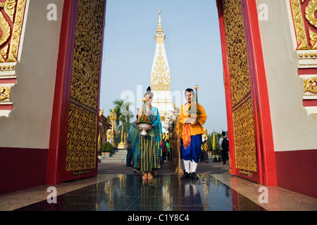 Giovani ballerini adornati in tradizionale alle porte di Wat Phra That Phnom. Che Phnom, Nakhon Phnom provincia, Thailandia Foto Stock