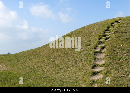 Usura e lacerazione, orme umane indossate sulla riva di Figsbury Ring Hillfort, creando così scalini verso l'alto fino alla cima della ripida riva. Figsbury Ring è un'età del bronzo o dell'età del ferro. Monumento preistorico di Henge. Firsdown, Wiltshire, Inghilterra. 2011 2010 UK HOMER SYKES Foto Stock