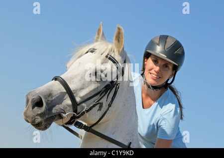 Giovane donna di equitazione warmblood bavarese cavallo Foto Stock