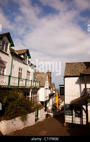 Strada in salita attraverso il pittoresco villaggio di Clovelly, Devon. Foto Stock