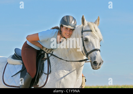 Giovane donna di equitazione warmblood bavarese cavallo Foto Stock