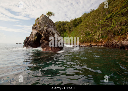 Una vista della costa e delle isole di Cocos Island, un'isola al largo della Costa Rica, come si vede da una barca. Foto Stock
