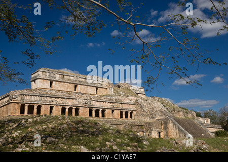 El Palacio o il palazzo al fine Classic le rovine Maya di Sayil lungo la rotta Puuc nella penisola dello Yucatan, Messico. Foto Stock