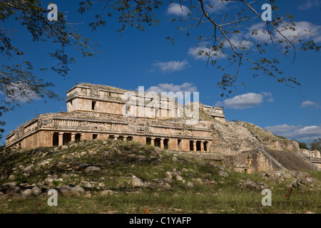 El Palacio o il palazzo al fine Classic le rovine Maya di Sayil lungo la rotta Puuc nella penisola dello Yucatan, Messico. Foto Stock