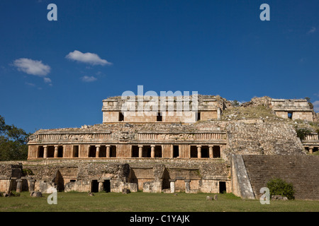 El Palacio o il palazzo al fine Classic le rovine Maya di Sayil lungo la rotta Puuc nella penisola dello Yucatan, Messico. Foto Stock