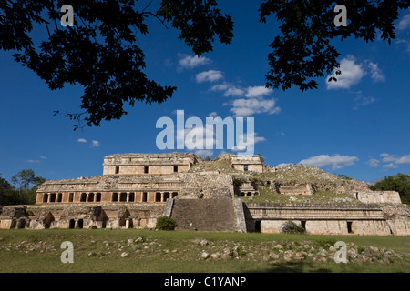 El Palacio o il palazzo al fine Classic le rovine Maya di Sayil lungo la rotta Puuc nella penisola dello Yucatan, Messico. Foto Stock