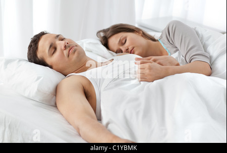 Carino coppia dormono insieme sul loro letto Foto Stock