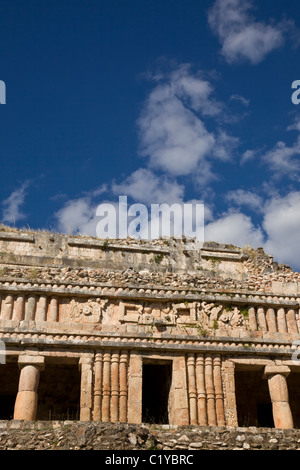 El Palacio o il palazzo al fine Classic le rovine Maya di Sayil lungo la rotta Puuc nella penisola dello Yucatan, Messico. Foto Stock