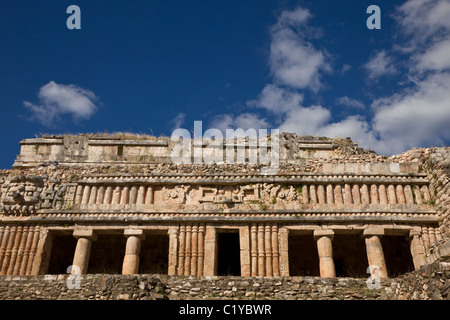 El Palacio o il palazzo al fine Classic le rovine Maya di Sayil lungo la rotta Puuc nella penisola dello Yucatan, Messico. Foto Stock