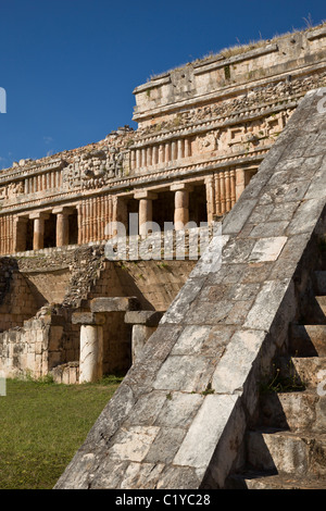 Scala a El Palacio o il palazzo al fine Classic le rovine Maya di Sayil lungo la rotta Puuc in Yucatan, Messico. Foto Stock