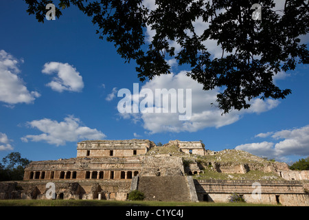 El Palacio o il palazzo al fine Classic le rovine Maya di Sayil lungo la rotta Puuc nella penisola dello Yucatan, Messico. Foto Stock