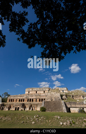 El Palacio o il palazzo al fine Classic le rovine Maya di Sayil lungo la rotta Puuc nella penisola dello Yucatan, Messico. Foto Stock