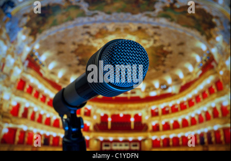 Microfono vicino a Teatro Auditorium stadio delle prestazioni è impostato, interno in concetti di sfondo Performance Stage Fright prove di registrazione del suono Foto Stock