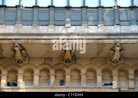 Scultura di Griffin come un balcone decorazione Foto Stock