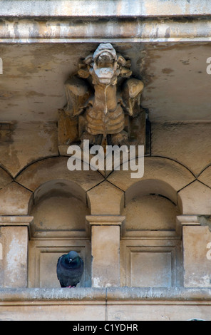 Scultura di Griffin come un balcone decorazione Foto Stock