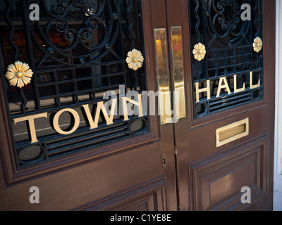 Porta del municipio segno ufficio del governo locale per le votazioni, le elezioni, le questioni locali, incontri ecc, con porte d'ingresso ornate e cassetta di lettere Inghilterra UK Foto Stock