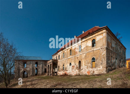 Rovinato palazzo barocco, ex residenza e chiostro cistercense abate nel villaggio di Wierzbna vicino Swidnica e Breslavia, bassa Slesia, Polonia Foto Stock