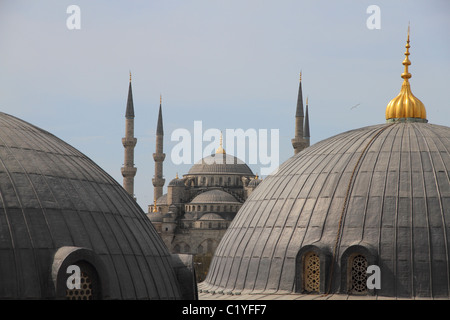 Vista da Hagia Sofia su sui tetti della Moschea Blu di Istanbul in Turchia Foto Stock