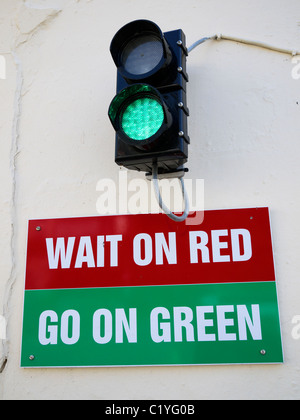 Attendere su red andare sul segnale verde al controllo del traffico di salire a bordo del Bodinnick a Caffa Mill Fowey Cornwall Regno Unito Foto Stock