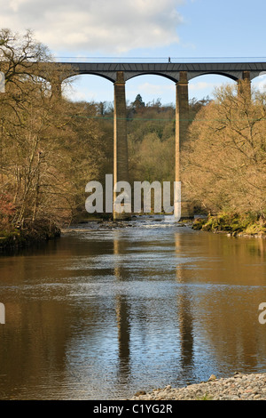 Acquedotto Pontcysyllte portante il Llangollen Canal attraverso il fiume Dee valley. Trevor, Wrexham, Galles del Nord, Regno Unito. Foto Stock