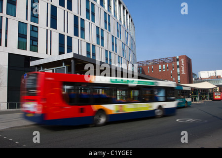 Fermata degli autobus e dalla stazione degli autobus nella parte posteriore del Hilton Hotel, Liverpool ONE e Merseyside, Regno Unito Foto Stock