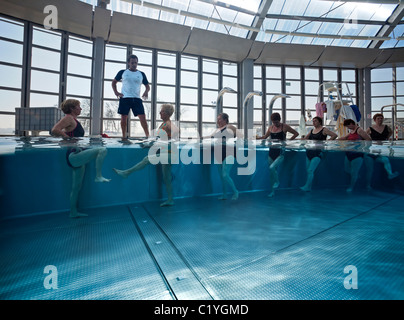 In Vichy piscina, aerobica in acqua sessione per i cittadini anziani (Francia). Foto Stock