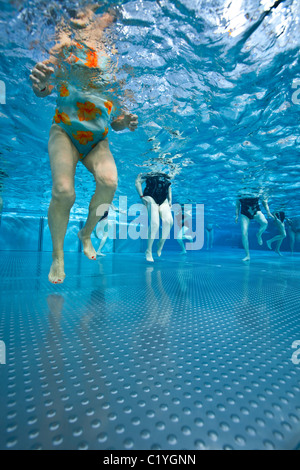 In Vichy piscina, aerobica in acqua sessione per i cittadini anziani (Francia). Foto Stock