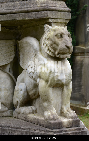 Dettaglio mostrante un winged-lion, parte dell'Leishman un monumento nel cimitero di Dean, Edimburgo, Scozia. Foto Stock