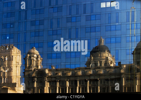 Design moderno con pareti in vetro edificio con riflessioni del porto di Liverpool edificio, nell'isola di Mann lo sviluppo, Liverpool, Merseyside, Regno Unito Foto Stock