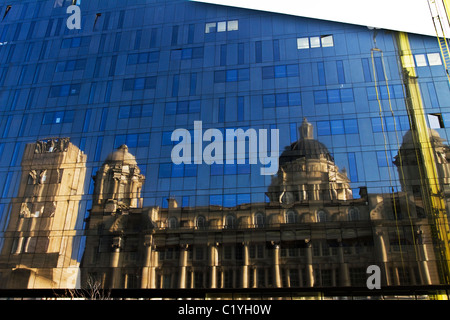 Design moderno con pareti in vetro edificio con riflessioni del porto di Liverpool edificio, nell'isola di Mann lo sviluppo, Liverpool, Merseyside, Regno Unito Foto Stock