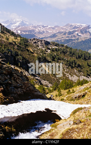 Fusione di ponte di neve su Rui Gros attraverso Clot de L'Os in montagne da Pas de les Vaques a Soldeu all'inizio dell'estate. Andorra Foto Stock