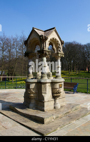 Sefton Park alto gotico vittoriano in arenaria Fontana potabile, probabilmente da André e Hornblower, Liverpool, Merseyside, Regno Unito Foto Stock