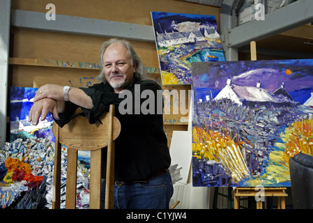 Artista scozzese John Lowrie Morrison, noto anche come Jolomo nel suo studio di Tayvallich, Argyll, sulla costa ovest della Scozia Foto Stock