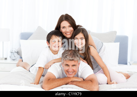 Happy familly guardando la telecamera Foto Stock