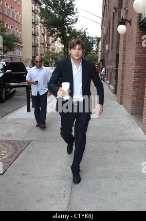 Ashton Kutcher arriva di nuovo al suo hotel di New York City, Stati Uniti d'America - 10.09.09 Foto Stock