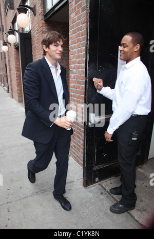 Ashton Kutcher arriva di nuovo al suo hotel di New York City, Stati Uniti d'America - 10.09.09 Foto Stock