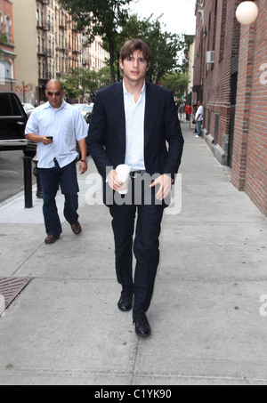 Ashton Kutcher arriva di nuovo al suo hotel di New York City, Stati Uniti d'America - 10.09.09 Foto Stock