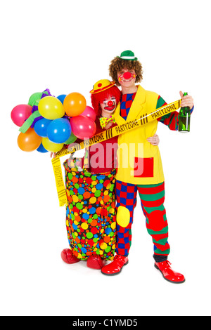 Giovane divertente pieno clown vestito con una bottiglia di vino nella zona di partito Foto Stock