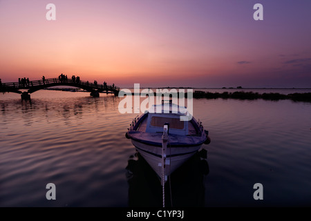 Ponte sul Mar Ionio isola di Lefkada Grecia.Estate tramonto. Foto Stock