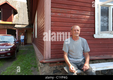 Il vecchio uomo di fumare, Varnja villaggio russo di vecchi credenti, Contea di Tartu, Estonia, Europa Foto Stock