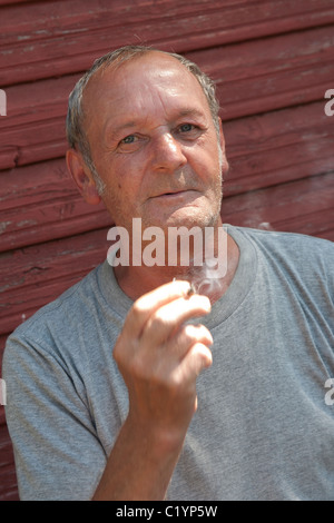 Il vecchio uomo di fumare, Varnja villaggio russo di vecchi credenti, Contea di Tartu, Estonia, Europa Foto Stock