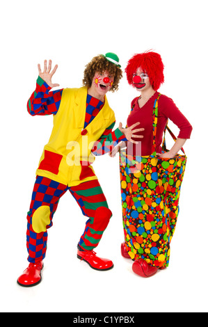 Giovane divertente pieno vestito clown in studio Foto Stock