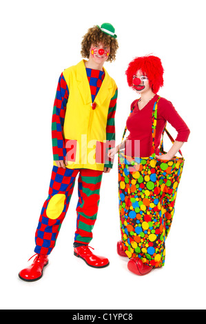 Giovane divertente pieno vestito clown in studio Foto Stock