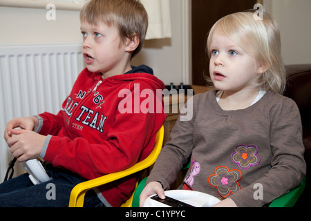 Due giovani bambini che giocano la Nintendo Wii console di gioco Nottingham England Regno Unito Foto Stock