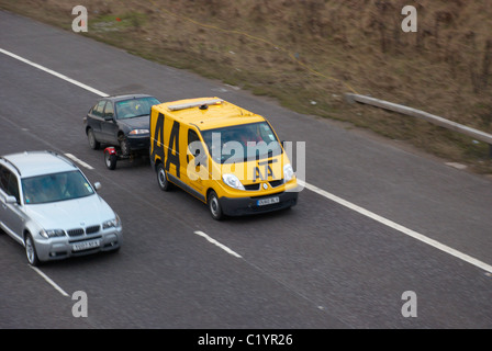 AA van sulla M62 (traino di un automobile berlina). Foto Stock