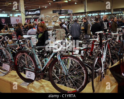 Costoso in fibra di carbonio biciclette da corsa sul display Foto Stock