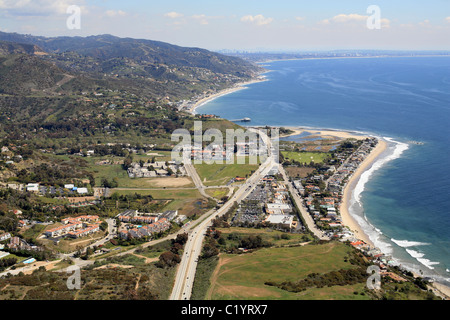 VISTA AEREA. Pacific Coast Highway 1 a Malibu, guardando a est verso San Monica e Los Angeles. California, Stati Uniti. Foto Stock