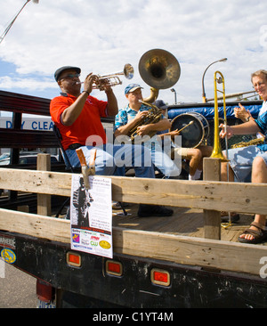 Musicisti su un carrello promuovendo la outdoor JazzFest a Selby e Milton. St Paul Minnesota USA Foto Stock