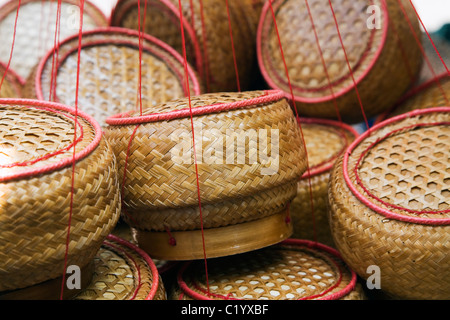 Tessuto ciotole di riso per la vendita in un mercato di Nong Khai Nong Khai provincia, Thailandia. Foto Stock