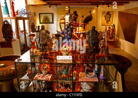 Interno di un high-end di arte popolare messicana in una galleria in San Miguel De Allende, Guanajuato, Messico Foto Stock